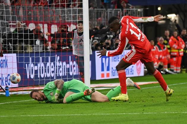 01.11.2025, xjrdrx, Fussball 1.Bundesliga, FC Bayern Muenchen - Bayer 04 Leverkusen v.l. Nicolas Jackson (FC Bayern Muenchen) Torschuetze, erzielt das Tor, Treffer, scores the goal 2:0 Mark Flekken (Bayer 04 Leverkusen) (DFL DFB REGULATIONS PROHIBIT ANY USE OF PHOTOGRAPHS as IMAGE SEQUENCES and or QUASI-VIDEO) Muenchen