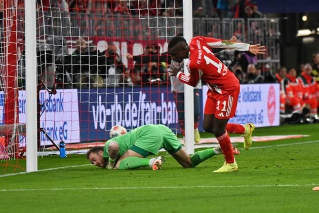 01.11.2025, xjrdrx, Fussball 1.Bundesliga, FC Bayern Muenchen - Bayer 04 Leverkusen v.l. Nicolas Jackson (FC Bayern Muenchen) Torschuetze, erzielt das Tor, Treffer, scores the goal 2:0 Mark Flekken (Bayer 04 Leverkusen) (DFL DFB REGULATIONS PROHIBIT ANY USE OF PHOTOGRAPHS as IMAGE SEQUENCES and or QUASI-VIDEO) Muenchen