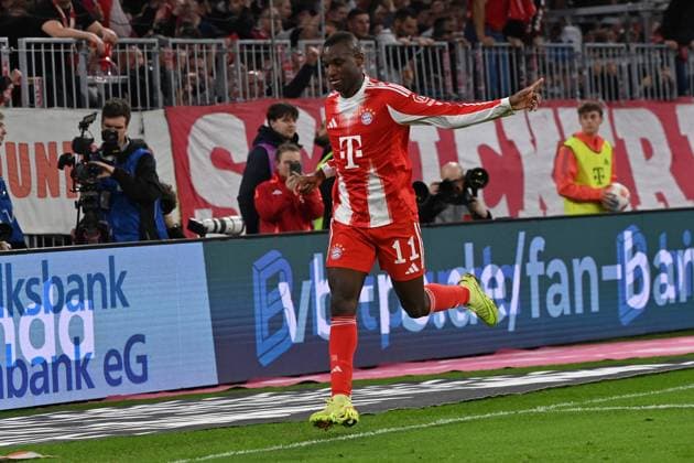 01.11.2025, xjrdrx, Fussball 1.Bundesliga, FC Bayern Muenchen - Bayer 04 Leverkusen v.l. Torjubel nach dem Tor zum celebrating the goal celebrate 2:0 durch Nicolas Jackson (FC Bayern Muenchen) (DFL DFB REGULATIONS PROHIBIT ANY USE OF PHOTOGRAPHS as IMAGE SEQUENCES and or QUASI-VIDEO) Muenchen