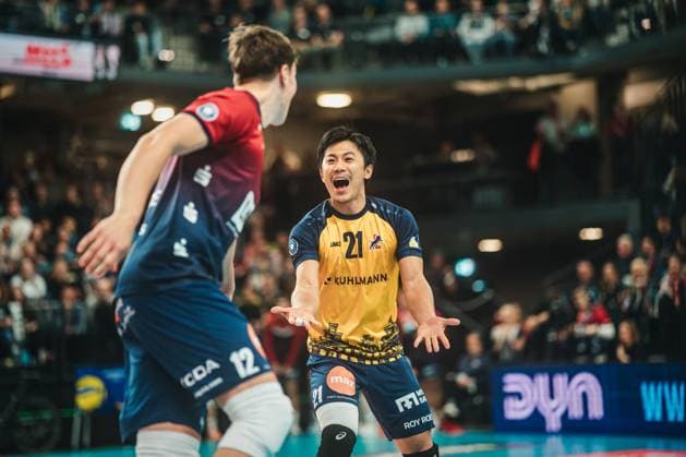 VBL: SVG Lüneburg vs. Netzhoppers KW, 01.11.2025 Sho Takahashi (SVG Lüneburg, 21) jubelt; Volleyball Bundesliga, 4. Spieltag: SVG Lüneburg vs. Netzhoppers KW am 01.11.2025 in der LKH-Arena, Lüneburg Copyright: xBEAUTIFULxSPORTS Tonhäuserx