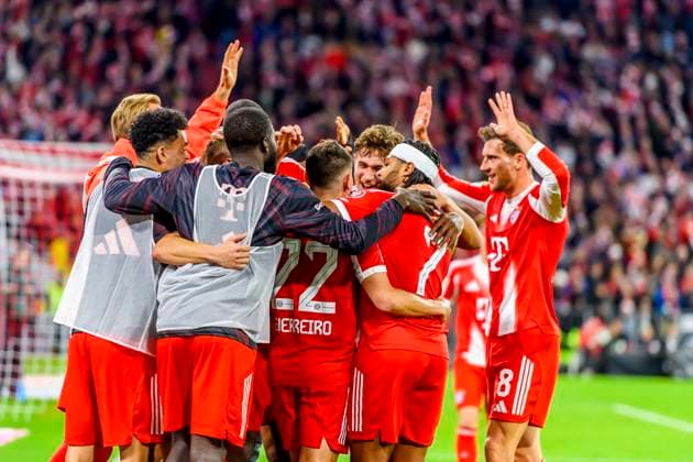 GER, DFB, FC Bayern Muenchen vs. Bayer 04 Leverkusen 01.11.2025, Allianz Arena, Muenchen, GER, DFB, FC Bayern Muenchen vs. Bayer 04 Leverkusen, im Bild Jubel nach dem Tor zum 3-0 durch Raphael Guerreiro (FCB 22) mit Harry Kane (FCB 9) Leon Goretzka (FCB 8) Serge Gnabry (FCB 7)