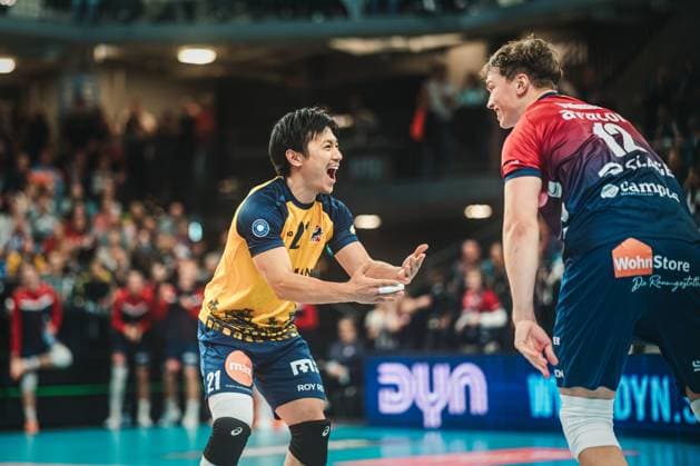 VBL: SVG Lüneburg vs. Netzhoppers KW, 01.11.2025 Sho Takahashi (SVG Lüneburg, 21) jubelt zu Santeri Välimaa (SVG Lüneburg, 12); Volleyball Bundesliga, 4. Spieltag: SVG Lüneburg vs. Netzhoppers KW am 01.11.2025 in der LKH-Arena, Lüneburg Copyright: xBEAUTIFULxSPORTS Tonhäuserx