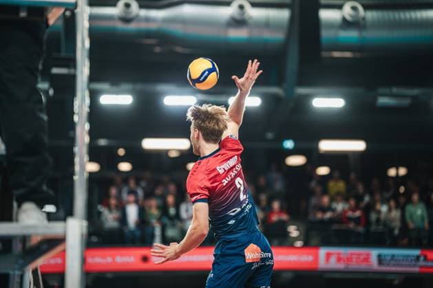 VBL: SVG Lüneburg vs. Netzhoppers KW, 01.11.2025 Daniel Gruvaeus (SVG Lüneburg, 2) schlägt; Volleyball Bundesliga, 4. Spieltag: SVG Lüneburg vs. Netzhoppers KW am 01.11.2025 in der LKH-Arena, Lüneburg Copyright: xBEAUTIFULxSPORTS Tonhäuserx