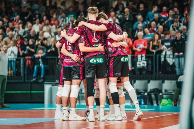 VBL: SVG Lüneburg vs. Netzhoppers KW, 01.11.2025 Mannschaft steht zusammen (Netzhoppers KW); Volleyball Bundesliga, 4. Spieltag: SVG Lüneburg vs. Netzhoppers KW am 01.11.2025 in der LKH-Arena, Lüneburg Copyright: xBEAUTIFULxSPORTS Tonhäuserx