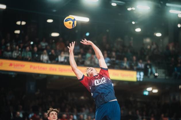 VBL: SVG Lüneburg vs. Netzhoppers KW, 01.11.2025 Santeri Välimaa (SVG Lüneburg, 12) macht ein Zuspiel; Volleyball Bundesliga, 4. Spieltag: SVG Lüneburg vs. Netzhoppers KW am 01.11.2025 in der LKH-Arena, Lüneburg Copyright: xBEAUTIFULxSPORTS Tonhäuserx