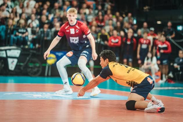 VBL: SVG Lüneburg vs. Netzhoppers KW, 01.11.2025 Sho Takahashi (SVG Lüneburg, 21) nimmt den Ball an; Volleyball Bundesliga, 4. Spieltag: SVG Lüneburg vs. Netzhoppers KW am 01.11.2025 in der LKH-Arena, Lüneburg Copyright: xBEAUTIFULxSPORTS Tonhäuserx