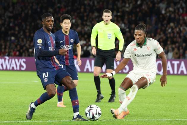 FOOTBALL : Paris Saint Germain Vs OGC Nice - Ligue 1 - 01 11 2025 Ousmane Dembele (PSG) Vs Hicham Boudaoui (OGC Nice) ParisFrance  Copyright: xMichaelxBaucherx