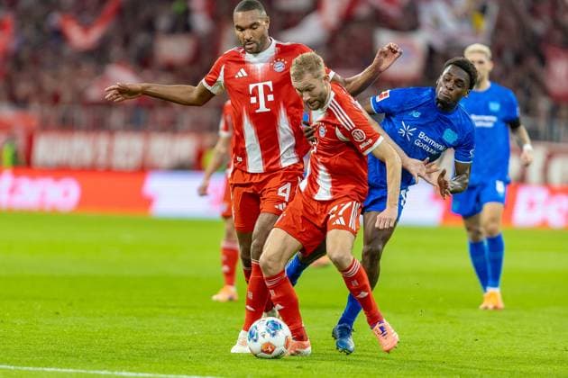 Konrad Laimer (FC Bayern Muenchen, 27) im Zweikampf mit Ernest Poku (Bayer 04 Leverkusen, 19) daneben Jonathan Tah (FC Bayern Muenchen, 04), GER, FC Bayern Muenchen vs. Bayer 04 Leverkusen, Fussball, Bundesliga, 09. Spieltag, Spielzeit 2025 2026, 01.11.2025, DFL DFB REGULATIONS PROHIBIT ANY USE OF PHOTOGRAPHS AS IMAGE SEQUENCES AND OR QUASI-VIDEO, GER, FC Bayern Muenchen vs. Bayer 04 Leverkusen, Fussball, Bundesliga, 09. Spieltag, Spielzeit 2025 2026, 01.11.2025 Muenchen Copyright: xEibner-Pressefoto JanixPlessx EP_JPL