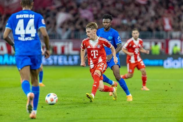 Lennart Karl (FC Bayern Muenchen, 42) spielt den Ball vor Edmond Tapsoba (Bayer 04 Leverkusen, 12), GER, FC Bayern Muenchen vs. Bayer 04 Leverkusen, Fussball, Bundesliga, 09. Spieltag, Spielzeit 2025 2026, 01.11.2025, DFL DFB REGULATIONS PROHIBIT ANY USE OF PHOTOGRAPHS AS IMAGE SEQUENCES AND OR QUASI-VIDEO, GER, FC Bayern Muenchen vs. Bayer 04 Leverkusen, Fussball, Bundesliga, 09. Spieltag, Spielzeit 2025 2026, 01.11.2025 Muenchen Copyright: xEibner-Pressefoto JanixPlessx EP_JPL