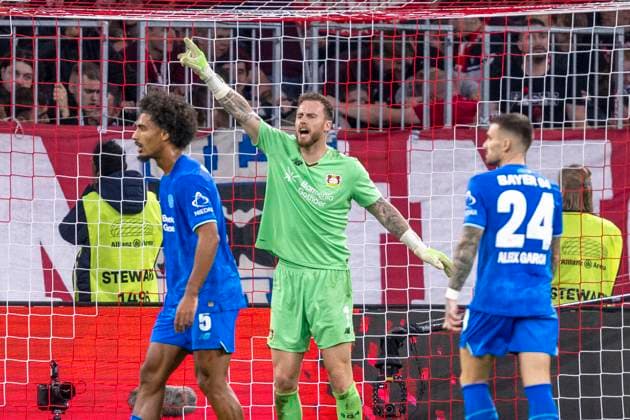 01.11.2025: Fußball: FC Bayern München - Bayer 04 Leverkusen in der Allianz Arena. Torwart Mark Flekken (Bayer Leverkusen) reagiert. WICHTIGER HINWEIS: Gemäß den Vorgaben der DFL und des DFB ist es untersagt, in dem Stadion und oder vom Spiel angefertigte Fotoaufnahmen in Form von Sequenzbildern und oder videoähnlichen Fotostrecken zu verwerten bzw. verwerten zu lassen. Copyright: xDavidxInderliedx
