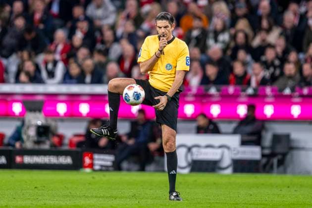 01.11.2025: Fußball: FC Bayern München - Bayer 04 Leverkusen in der Allianz Arena. Schiedsrichter Deniz Aytekin stoppt den Ball und pfeift in die Pfeife. WICHTIGER HINWEIS: Gemäß den Vorgaben der DFL und des DFB ist es untersagt, in dem Stadion und oder vom Spiel angefertigte Fotoaufnahmen in Form von Sequenzbildern und oder videoähnlichen Fotostrecken zu verwerten bzw. verwerten zu lassen. Copyright: xDavidxInderliedx