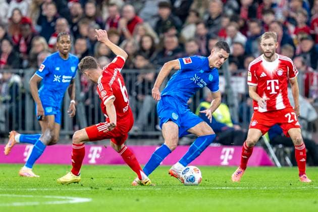 01.11.2025: Fußball: FC Bayern München - Bayer 04 Leverkusen in der Allianz Arena. Joshua Kimmich (Bayern München) (l) und Patrik Schick (Bayer Leverkusen) kämpfen um den Ball. WICHTIGER HINWEIS: Gemäß den Vorgaben der DFL und des DFB ist es untersagt, in dem Stadion und oder vom Spiel angefertigte Fotoaufnahmen in Form von Sequenzbildern und oder videoähnlichen Fotostrecken zu verwerten bzw. verwerten zu lassen. Copyright: xDavidxInderliedx