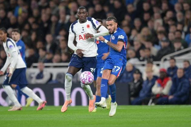 Spurs vs Chelsea, Premier League Randal Kolo Muani of Tottenham Hotspur and Malo Gusto of Chelsea during the Spurs vs Chelsea, Premier League match at the Tottenham Hotspur Stadium London. London Tottenham Hotspur Stadium UK Copyright: xMartinxDaltonx Spurs_vs_Chelsea_011125_MD_259