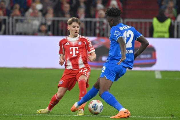 Lennart KARL (Bayern Muenchen), Aktion,Zweikampf gegen Edmond TAPSOBA (Bayer Leverkusen). Fussball 1. Bundesliga Saison 2025 2026, 9.Spieltag, Spieltag09 FC Bayern Muenchen - Bayer 04 Leverkusen am 01.11.2025 , A L L I A N Z A R E N A.