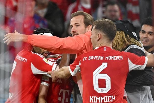 Torjubel nach 3-0 (Eigentor): Harry KANE (Bayern Muenchen), Joshua KIMMICH (Bayern Muenchen), Sacha BOEY (Bayern Muenchen), Luis DIAZ (Bayern Muenchen). Jubel,Freude,Begeisterung,Aktion. Fussball 1. Bundesliga Saison 2025 2026, 9.Spieltag, Spieltag09 FC Bayern Muenchen - Bayer 04 Leverkusen am 01.11.2025 , A L L I A N Z A R E N A.