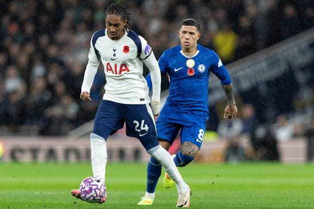 1st November 2025; Tottenham Hotspur Stadium, London, England; Premier League Football, Tottenham Hotspur versus Chelsea; Enzo Fern& xe1;ndez of Chelsea tracks Djed Spence of Tottenham Hotspur  IanxStephen