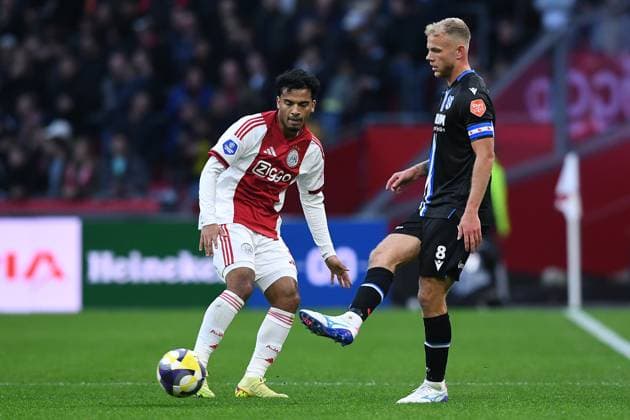 Fußball Ehrendivision 11. Spieltag Ajax Amsterdam - SC Heerenveen am 01.11.2025 in der Johan Cruijff ArenA in Amsterdam Owen Wijndal ( Amsterdam ), links - Luuk Brouwers ( Heerenvveen ), rechts