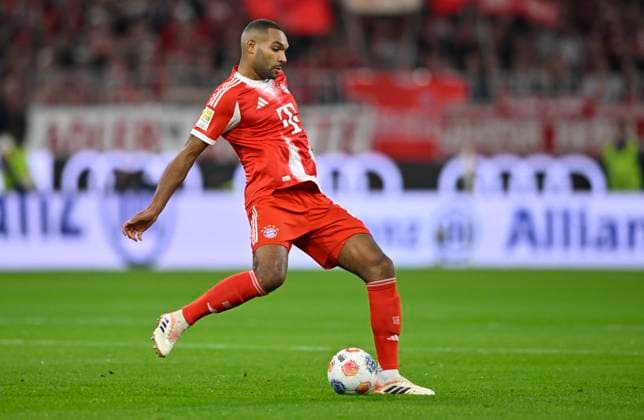 Jonathan Tah FC Bayern Muenchen FCB (04) Aktion am Ball FC Bayern Muenchen FCB vs Bayer 04 Leverkusen B04 01.11.2025 DFL REGULATIONS PROHIBIT ANY USE OF PHOTOGRAPHS AS IMAGE SEQUENCES AND OR QUASI-VIDEO FC Bayern Muenchen FCB vs Bayer 04 Leverkusen B04