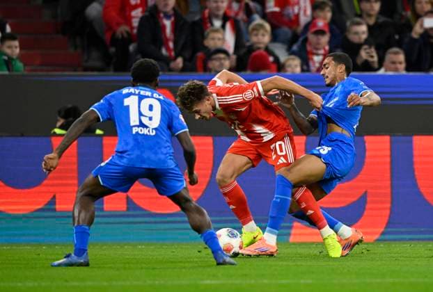 Zweikampf, Aktion Arthur Bayer 04 Leverkusen (13) (rechts) gegen Tom Bischof FC Bayern Muenchen FCB (20) (Mitte) Ernest Poku Bayer 04 Leverkusen (19) (links) FC Bayern Muenchen FCB vs Bayer 04 Leverkusen B04 01.11.2025 DFL REGULATIONS PROHIBIT ANY USE OF PHOTOGRAPHS AS IMAGE SEQUENCES AND OR QUASI-VIDEO FC Bayern Muenchen FCB vs Bayer 04 Leverkusen B04