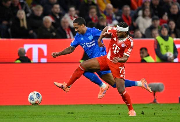 Zweikampf, Aktion Arthur Bayer 04 Leverkusen (13) gegen Serge Gnabry FC Bayern Muenchen FCB (07) FC Bayern Muenchen FCB vs Bayer 04 Leverkusen B04 01.11.2025 DFL REGULATIONS PROHIBIT ANY USE OF PHOTOGRAPHS AS IMAGE SEQUENCES AND OR QUASI-VIDEO FC Bayern Muenchen FCB vs Bayer 04 Leverkusen B04