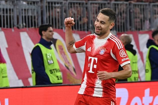 01.11.2025, xjrdrx, Fussball 1.Bundesliga, FC Bayern Muenchen - Bayer 04 Leverkusen v.l. Torjubel nach dem Eigentor Tor zum celebrating the goal celebrate 3:0 bei Raphael Guerreiro (FC Bayern Muenchen) (DFL DFB REGULATIONS PROHIBIT ANY USE OF PHOTOGRAPHS as IMAGE SEQUENCES and or QUASI-VIDEO) Muenchen