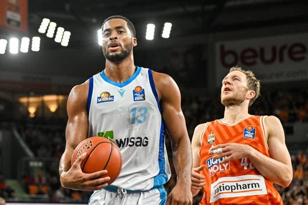 GER, BBL, ratiopharm Ulm vs Skyliners Frankfurt 01.11.2025, ratiopharm arena, Neu-Ulm, GER, BBL, ratiopharm Ulm vs Skyliners Frankfurt, im Bild Jaedon Le Dee (Frankfurt, 13), Christian Sengfelder (Ulm, 43)