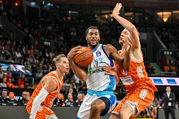 GER, BBL, ratiopharm Ulm vs Skyliners Frankfurt 01.11.2025, ratiopharm arena, Neu-Ulm, GER, BBL, ratiopharm Ulm vs Skyliners Frankfurt, im Bild Jaedon Le Dee (Frankfurt, 13) setzt sich gegen Thomas Klepeisz (Ulm, 22) und Christian Sengfelder (Ulm, 43) durch
