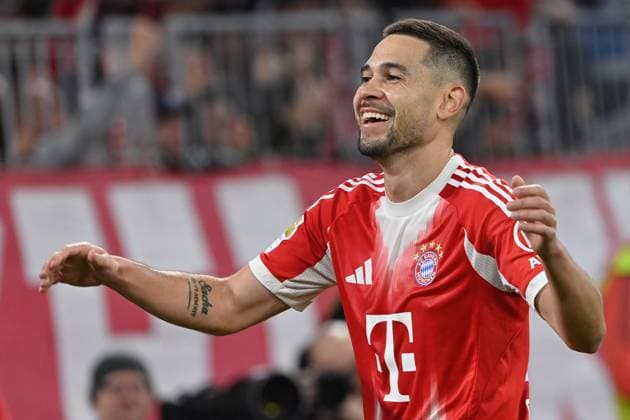 01.11.2025, xjrdrx, Fussball 1.Bundesliga, FC Bayern Muenchen - Bayer 04 Leverkusen v.l. Torjubel nach dem Eigentor Tor zum celebrating the goal celebrate 3:0 bei Raphael Guerreiro (FC Bayern Muenchen) (DFL DFB REGULATIONS PROHIBIT ANY USE OF PHOTOGRAPHS as IMAGE SEQUENCES and or QUASI-VIDEO) Muenchen