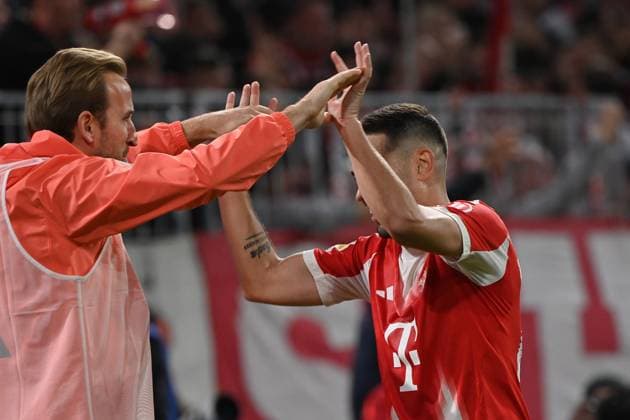 01.11.2025, xjrdrx, Fussball 1.Bundesliga, FC Bayern Muenchen - Bayer 04 Leverkusen v.l. Torjubel nach dem Eigentor Tor zum celebrating the goal celebrate 3:0 bei Raphael Guerreiro (FC Bayern Muenchen) mit Harry Kane (FC Bayern Muenchen) (DFL DFB REGULATIONS PROHIBIT ANY USE OF PHOTOGRAPHS as IMAGE SEQUENCES and or QUASI-VIDEO) Muenchen