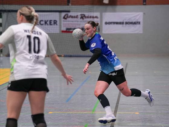 Vakare Damuleviciute (Bergischer HC, 25) beim Lauf auf das Tor. Malin Pods (SV Werder Bremen, 10) bereit zu verteidigen Bergischer HC Frauen vs. SV Werder Bremen Frauen, Handball, 2. Bundesliga Frauen, 7. Spieltag, Saison 2025 2026, 01.11.2025 Bergischer HC Frauen vs. SV Werder Bremen Frauen, Handball, 2. Bundesliga Frauen, 7. Spieltag, Saison 2025 2026, 01.11.2025 Solingen Copyright: xEibner-Pressefoto DamianxKruczynx EP_DKI