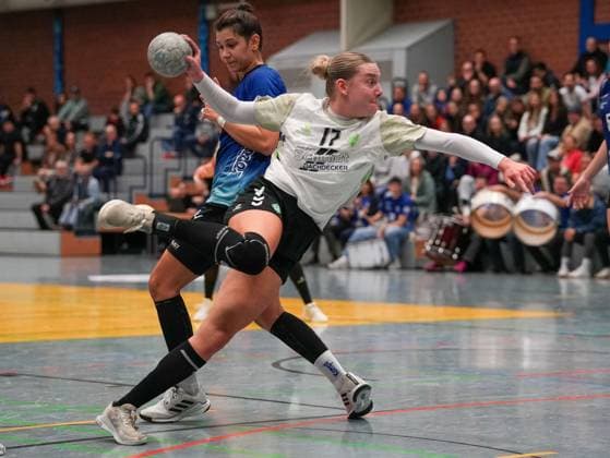 Meike Becker (SV Werder Bremen, 17) beim Torwurf Bergischer HC Frauen vs. SV Werder Bremen Frauen, Handball, 2. Bundesliga Frauen, 7. Spieltag, Saison 2025 2026, 01.11.2025 Bergischer HC Frauen vs. SV Werder Bremen Frauen, Handball, 2. Bundesliga Frauen, 7. Spieltag, Saison 2025 2026, 01.11.2025 Solingen Copyright: xEibner-Pressefoto DamianxKruczynx EP_DKI
