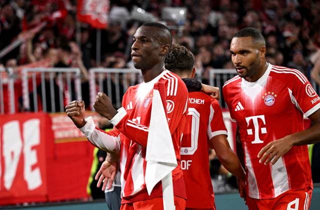 Fussball 1. Bundesliga Saison 2025 2026 9. Spieltag FC Bayern Muenchen - Bayer 04 Leverkusen 01.11.2025 FC Bayern Muenchen Jubel nach dem Tor zum 2 - 0, v. li., Torschuetze Nicolas Jackson mit dem Trikot ueber dem Kopf und Jonathan Tah