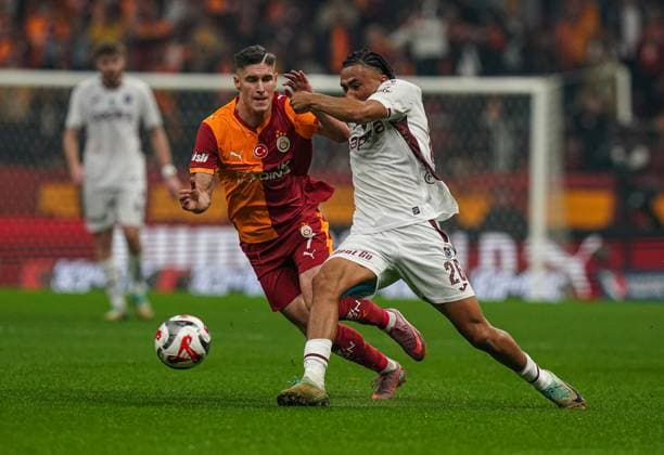 Galatasaray v Trabzonspor - Turkish Super Lig ISTANBUL, TURKIYE - NOVEMBER 1: Roland Sallai of Galatasaray in action against Tim Jabol-Folcarelli of Trabzonspor during the Turkish Super Lig week 11 football match between Galatasaray and Trabzonspor at RAMS Park Stadium in Istanbul, Turkiye on November 1, 2025. Salih Zeki Fazlioglu Anadolu Istanbul Turkey. Editorial use only. Please get in touch for any other usage.  Copyright: x2025xAnadoluxSalihxZekixFazlioglux