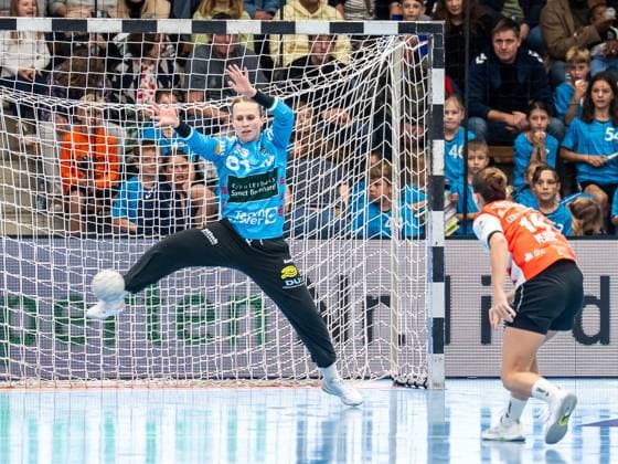 Celina Meissner (Frisch Auf Frauen, 61) beim Siebenmeterduell mit Ona Vegue (HSG Blomberg-Lippe, 14), Frisch Auf Goeppingen vs. HSG Blomberg-Lippe, Handball, 1. Bundesliga, Spielzeit 2025 2026, 01.11.2025 Frisch Auf Goeppingen vs. HSG Blomberg-Lippe, Handball, 1. Bundesliga, Spielzeit 2025 2026, 01.11.2025 Goeppingen Copyright: xMichaelxSchmidt Eibner-Pressefotx EP_MST