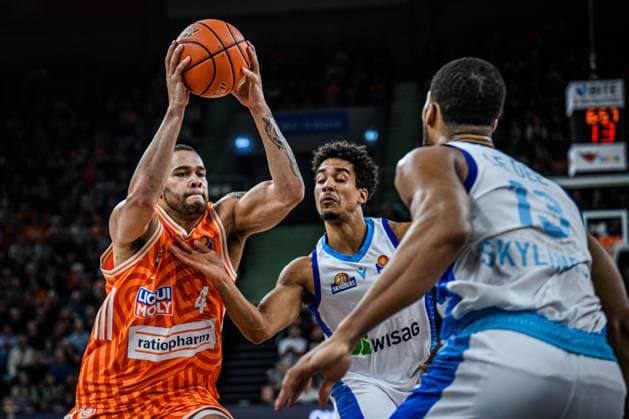 Neu Ulm, Deutschland, 01.11.25: Christopher Ledlum (ratiopharm ulm), Garai Zeeb (Skyliners) und Jaedon Le Dee (Skyliners) im Zweikampf waehrend des Basketball Bundesliga Spiels zwischen ratiopharm ulm vs Frankfurt Skyliners in der ratiopharm Arena am 01. November 2025 in Neu Ulm, Deutschland. (Foto von Harry Langer DeFodi Images) ratiopharm Arena, Germany, 01.11.25: Christopher Ledlum (ratiopharm ulm), Garai Zeeb (Skyliners) und Jaedon Le Dee (Skyliners) battle for the ball during the Basketball Bundesliga match between ratiopharm ulm vs Frankfurt Skyliners at Neu Ulm on November 1, 2025 in ratiopharm Arena, Germany. (Photo by Harry Langer DeFodi Images) (Photo by Harry Langer DeFodi Images) Neu Ulm, Germany, 01 11 25 Christopher Ledlum ratiopharm ulm , Garai Zeeb Skyliners and Jaedon Le Dee Skyliners battle for the ball during the Basketball Bundesliga match between ratiopharm ulm vs Frankfurt Skyliners at ratiopharm Arena on November 01, 2025 in Neu Ulm, Germany Photo by Harry Langer DeFodi Images ratiopharm Arena, Germany, 01 11 25 Christopher Ledlum ratiopharm ulm , Garai Zeeb Skyliners and Jaedon Le Dee Skyliners battle for the ball during the Basketball Bundesliga match between ratiopharm ulm vs Frankfurt Skyliners at Neu Ulm on November 1, 2025 in ratiopharm Arena, Germany Photo by Harry Langer DeFodi Images Photo by Harry Langer DeFodi Images