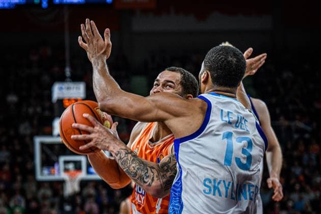 Neu Ulm, Deutschland, 01.11.25: Christopher Ledlum (ratiopharm ulm) und Jaedon Le Dee (Skyliners) im Zweikampf waehrend des Basketball Bundesliga Spiels zwischen ratiopharm ulm vs Frankfurt Skyliners in der ratiopharm Arena am 01. November 2025 in Neu Ulm, Deutschland. (Foto von Harry Langer DeFodi Images) ratiopharm Arena, Germany, 01.11.25: Christopher Ledlum (ratiopharm ulm) und Jaedon Le Dee (Skyliners) battle for the ball during the Basketball Bundesliga match between ratiopharm ulm vs Frankfurt Skyliners at Neu Ulm on November 1, 2025 in ratiopharm Arena, Germany. (Photo by Harry Langer DeFodi Images) (Photo by Harry Langer DeFodi Images) Neu Ulm, Germany, 01 11 25 Christopher Ledlum ratiopharm ulm and Jaedon Le Dee Skyliners battle for the ball during the Basketball Bundesliga match between ratiopharm ulm vs Frankfurt Skyliners at the ratiopharm Arena on November 01, 2025 in Neu Ulm, Germany Photo by Harry Langer DeFodi Images ratiopharm Arena, Germany, 01 11 25 Christopher Ledlum ratiopharm ulm and Jaedon Le Dee Skyliners battle for the ball during the Basketball Bundesliga match between ratiopharm ulm vs Frankfurt Skyliners at Neu Ulm on November 1, 2025 in ratiopharm Arena, Germany Photo by Harry Langer DeFodi Images Photo by Harry Langer DeFodi Images