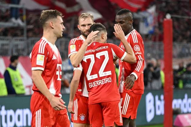 01.11.2025, xjrdrx, Fussball 1.Bundesliga, FC Bayern Muenchen - Bayer 04 Leverkusen v.l. Torjubel nach dem Tor zum celebrating the goal celebrate 3:0 (DFL DFB REGULATIONS PROHIBIT ANY USE OF PHOTOGRAPHS as IMAGE SEQUENCES and or QUASI-VIDEO) Muenchen