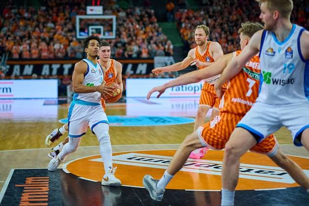 Garai Zeeb (Frankfurt Skyliners, 03), Diego Garavaglia (ratiopharm ulm, 23), Christian Sengfelder (ratiopharm ulm, 43)Tobias Jensen (ratiopharm ulm, 07) und Till Pape (Frankfurt Skyliners, 19) GER, ratiopharm ulm vs. Skyliners Frankfurt, Basketball, 6. Spieltag, EasyCredit Bundesliga, Spielzeit 2025 2026, 01.11.2025 GER, ratiopharm ulm vs. Skyliners Frankfurt, Basketball, 6. Spieltag, EasyCredit Bundesliga, Spielzeit 2025 2026, 01.11.2025 Neu-Ulm Copyright: xEibner-Pressefoto GeraldxOelze-dx EP_ODS