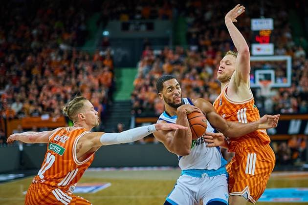Kampf um den Ball zwischen Thomas Klepeisz (ratiopharm ulm, 22), Jaedon Le Dee (Frankfurt Skyliners, 13), Christian Sengfelder (ratiopharm ulm, 43) GER, ratiopharm ulm vs. Skyliners Frankfurt, Basketball, 6. Spieltag, EasyCredit Bundesliga, Spielzeit 2025 2026, 01.11.2025 GER, ratiopharm ulm vs. Skyliners Frankfurt, Basketball, 6. Spieltag, EasyCredit Bundesliga, Spielzeit 2025 2026, 01.11.2025 Neu-Ulm Copyright: xEibner-Pressefoto GeraldxOelze-dx EP_ODS
