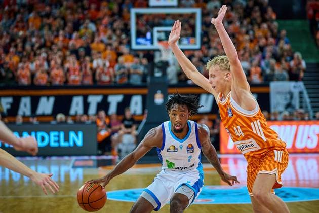 Teo Milicic (ratiopharm ulm, 44) Blockt gegen Isaiah Swope (Frankfurt Skyliners, 01) GER, ratiopharm ulm vs. Skyliners Frankfurt, Basketball, 6. Spieltag, EasyCredit Bundesliga, Spielzeit 2025 2026, 01.11.2025 GER, ratiopharm ulm vs. Skyliners Frankfurt, Basketball, 6. Spieltag, EasyCredit Bundesliga, Spielzeit 2025 2026, 01.11.2025 Neu-Ulm Copyright: xEibner-Pressefoto GeraldxOelze-dx EP_ODS