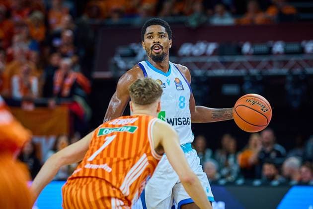 William Christmas (Frankfurt Skyliners, 08) und Tobias Jensen (ratiopharm ulm, 07) GER, ratiopharm ulm vs. Skyliners Frankfurt, Basketball, 6. Spieltag, EasyCredit Bundesliga, Spielzeit 2025 2026, 01.11.2025 GER, ratiopharm ulm vs. Skyliners Frankfurt, Basketball, 6. Spieltag, EasyCredit Bundesliga, Spielzeit 2025 2026, 01.11.2025 Neu-Ulm Copyright: xEibner-Pressefoto GeraldxOelze-dx EP_ODS