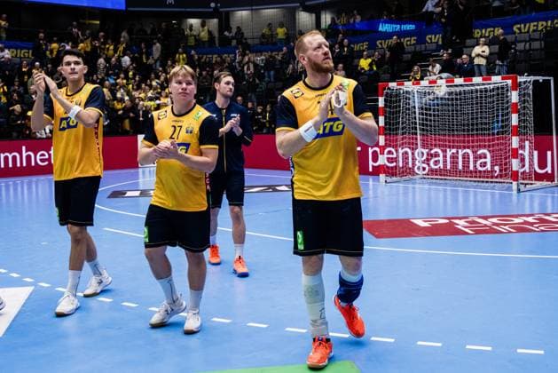 251101 Nikola Roganovic, Axel Mansson and Jim Gottfridsson celebrates after the International Friendly, Länderspiel, Nationalmannschaft handball match between Sweden and Spain on November 1, 2025 in Eskilstuna. Photo: Kenta Jönsson BILDBYRAN COP 210 KJ0282 handball handboll handball landslag sverige sweden spain national teams bbeng jubel Copyright: KENTAxJÖNSSON BB251101KJ070