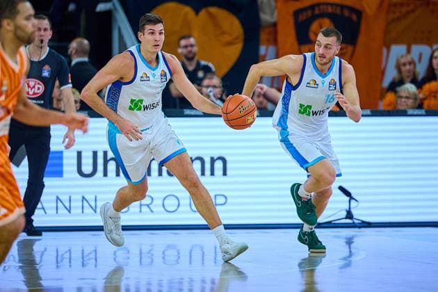 Garai Zeeb (Frankfurt Skyliners, 03) und Radii Caisin (Frankfurt Skyliners, 16) beim Spielaufbau GER, ratiopharm ulm vs. Skyliners Frankfurt, Basketball, 6. Spieltag, EasyCredit Bundesliga, Spielzeit 2025 2026, 01.11.2025 GER, ratiopharm ulm vs. Skyliners Frankfurt, Basketball, 6. Spieltag, EasyCredit Bundesliga, Spielzeit 2025 2026, 01.11.2025 Neu-Ulm Copyright: xEibner-Pressefoto GeraldxOelze-dx EP_ODS
