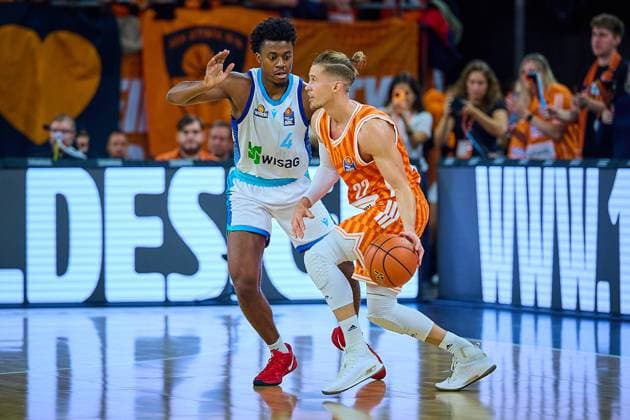 Zweikampf, Duell zwischen Nahiem Alleyne (Frankfurt Skyliners, 04) und Thomas Klepeisz (ratiopharm ulm, 22) GER, ratiopharm ulm vs. Skyliners Frankfurt, Basketball, 6. Spieltag, EasyCredit Bundesliga, Spielzeit 2025 2026, 01.11.2025 GER, ratiopharm ulm vs. Skyliners Frankfurt, Basketball, 6. Spieltag, EasyCredit Bundesliga, Spielzeit 2025 2026, 01.11.2025 Neu-Ulm Copyright: xEibner-Pressefoto GeraldxOelze-dx EP_ODS