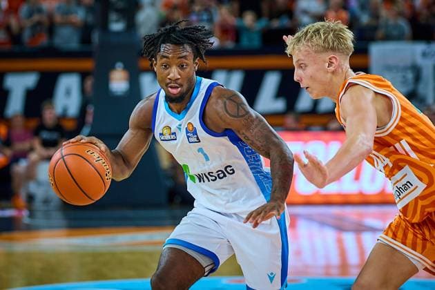 Isaiah Swope (Frankfurt Skyliners, 01) gegen Teo Milicic (ratiopharm ulm, 44) GER, ratiopharm ulm vs. Skyliners Frankfurt, Basketball, 6. Spieltag, EasyCredit Bundesliga, Spielzeit 2025 2026, 01.11.2025 GER, ratiopharm ulm vs. Skyliners Frankfurt, Basketball, 6. Spieltag, EasyCredit Bundesliga, Spielzeit 2025 2026, 01.11.2025 Neu-Ulm Copyright: xEibner-Pressefoto GeraldxOelze-dx EP_ODS