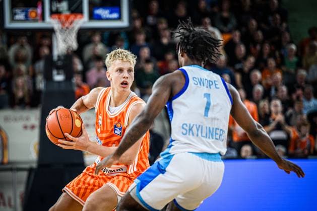 Neu Ulm, Deutschland, 01.11.25: Teo Milicic (ratiopharm ulm) und Isaiah Swope (Skyliners) im Zweikampf waehrend des Basketball Bundesliga Spiels zwischen ratiopharm ulm vs Frankfurt Skyliners in der ratiopharm Arena am 01. November 2025 in Neu Ulm, Deutschland. (Foto von Harry Langer DeFodi Images) ratiopharm Arena, Germany, 01.11.25: Teo Milicic (ratiopharm ulm) und Isaiah Swope (Skyliners) battle for the ball during the Basketball Bundesliga match between ratiopharm ulm vs Frankfurt Skyliners at Neu Ulm on November 1, 2025 in ratiopharm Arena, Germany. (Photo by Harry Langer DeFodi Images) (Photo by Harry Langer DeFodi Images) Neu Ulm, Germany, 01 11 25 Teo Milicic ratiopharm ulm and Isaiah Swope Skyliners battle for the ball during the Basketball Bundesliga match between ratiopharm ulm vs Frankfurt Skyliners at the ratiopharm Arena on November 01, 2025 in Neu Ulm, Germany Photo by Harry Langer DeFodi Images ratiopharm Arena, Germany, 01 11 25 Teo Milicic ratiopharm ulm and Isaiah Swope Skyliners battle for the ball during the Basketball Bundesliga match between ratiopharm ulm vs Frankfurt Skyliners at Neu Ulm on November 1, 2025 in ratiopharm Arena, Germany Photo by Harry Langer DeFodi Images Photo by Harry Langer DeFodi Images