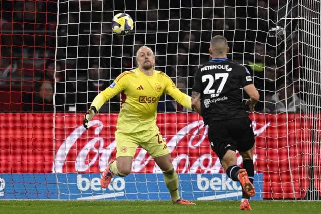 AMSTERDAM - Vaclav Sejk of SC Heerenveen with the 1-1, Remko Pasveer of Ajax during the Dutch Eredivisie match between AFC Ajax and SC Heerenveen at the Johan Cruijff ArenA on November 1, 2025, in Amsterdam, Netherlands. ANP OLAF KRAAK Eredivisie 2025-2026 xVIxANPxSportx xxANPxIVx 540936241 originalFilename: 540936241.jpg