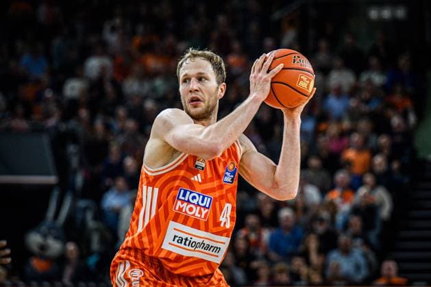 Neu Ulm, Deutschland, 01.11.25: Christian Sengfelder (ratiopharm ulm) in Aktion, am Ball, Einzelaktion waehrend des Basketball Bundesliga Spiels zwischen ratiopharm ulm vs Frankfurt Skyliners in der ratiopharm Arena am 01. November 2025 in Neu Ulm, Deutschland. (Foto von Harry Langer DeFodi Images) ratiopharm Arena, Germany, 01.11.25: Christian Sengfelder (ratiopharm ulm) controls the Ball during the Basketball Bundesliga match between ratiopharm ulm vs Frankfurt Skyliners at Neu Ulm on November 1, 2025 in ratiopharm Arena, Germany. (Photo by Harry Langer DeFodi Images) (Photo by Harry Langer DeFodi Images) Neu Ulm, Germany, 01 11 25 Christian Sengfelder ratiopharm ulm in action, on the ball, single action during the Basketball Bundesliga match between ratiopharm ulm vs Frankfurt Skyliners at ratiopharm Arena on November 01, 2025 in Neu Ulm, Germany Photo by Harry Langer DeFodi Images ratiopharm Arena, Germany, 01 11 25 Christian Sengfelder ratiopharm ulm controls the Ball during the Basketball Bundesliga match between ratiopharm ulm vs Frankfurt Skyliners at Neu Ulm on November 1, 2025 in ratiopharm Arena, Germany Photo by Harry Langer DeFodi Images Photo by Harry Langer DeFodi Images