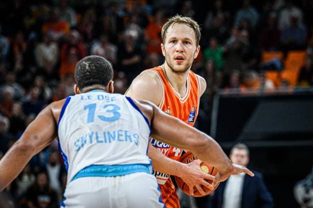 Neu Ulm, Deutschland, 01.11.25: Jaedon Le Dee (Skyliners) und Christian Sengfelder (ratiopharm ulm) im Zweikampf waehrend des Basketball Bundesliga Spiels zwischen ratiopharm ulm vs Frankfurt Skyliners in der ratiopharm Arena am 01. November 2025 in Neu Ulm, Deutschland. (Foto von Harry Langer DeFodi Images) ratiopharm Arena, Germany, 01.11.25: Jaedon Le Dee (Skyliners) und Christian Sengfelder (ratiopharm ulm) battle for the ball during the Basketball Bundesliga match between ratiopharm ulm vs Frankfurt Skyliners at Neu Ulm on November 1, 2025 in ratiopharm Arena, Germany. (Photo by Harry Langer DeFodi Images) (Photo by Harry Langer DeFodi Images) Neu Ulm, Germany, 01 11 25 Jaedon Le Dee Skyliners and Christian Sengfelder ratiopharm ulm battle for the ball during the Basketball Bundesliga match between ratiopharm ulm vs Frankfurt Skyliners at the ratiopharm Arena on November 01, 2025 in Neu Ulm, Germany Photo by Harry Langer DeFodi Images ratiopharm Arena, Germany, 01 11 25 Jaedon Le Dee Skyliners and Christian Sengfelder ratiopharm ulm battle for the ball during the Basketball Bundesliga match between ratiopharm ulm vs Frankfurt Skyliners at Neu Ulm on November 1, 2025 in ratiopharm Arena, Germany Photo by Harry Langer DeFodi Images Photo by Harry Langer DeFodi Images