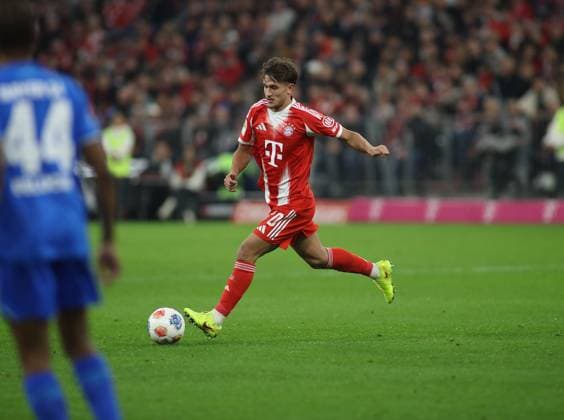Fussball, Herren, Bundesliga, Saison 2025 2026, FC Bayern München - Bayer 04 Leverkusen, Allianz Arena Tom Bischof (FC Bayern München) spielt einen Ball DFB, DFL regulations prohibit any use of photographs as image sequences and or quasi-video